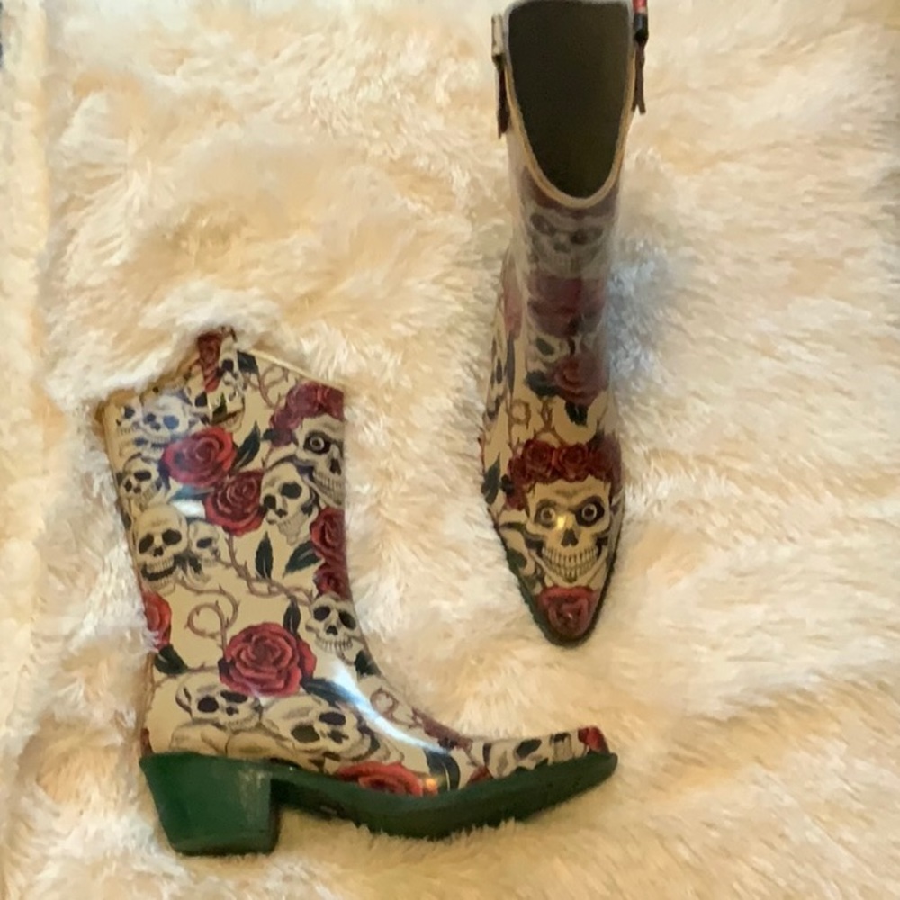 Comfy skulls and roses waterproof boots 8 (7-71/2)